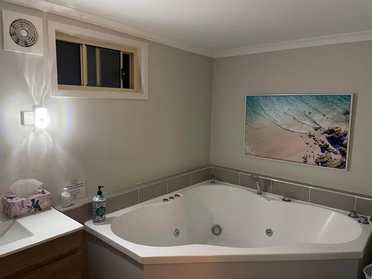 Churchill'S B&B Twin Spa Getaway Studio Суонсі Екстер'єр фото